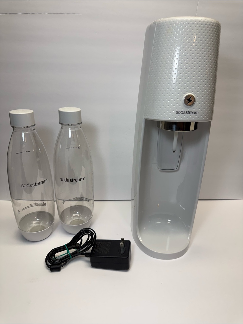 SodaStream Fizzi One Touch Black SOT-001 Machine W/Co2 & Cord and Bottles